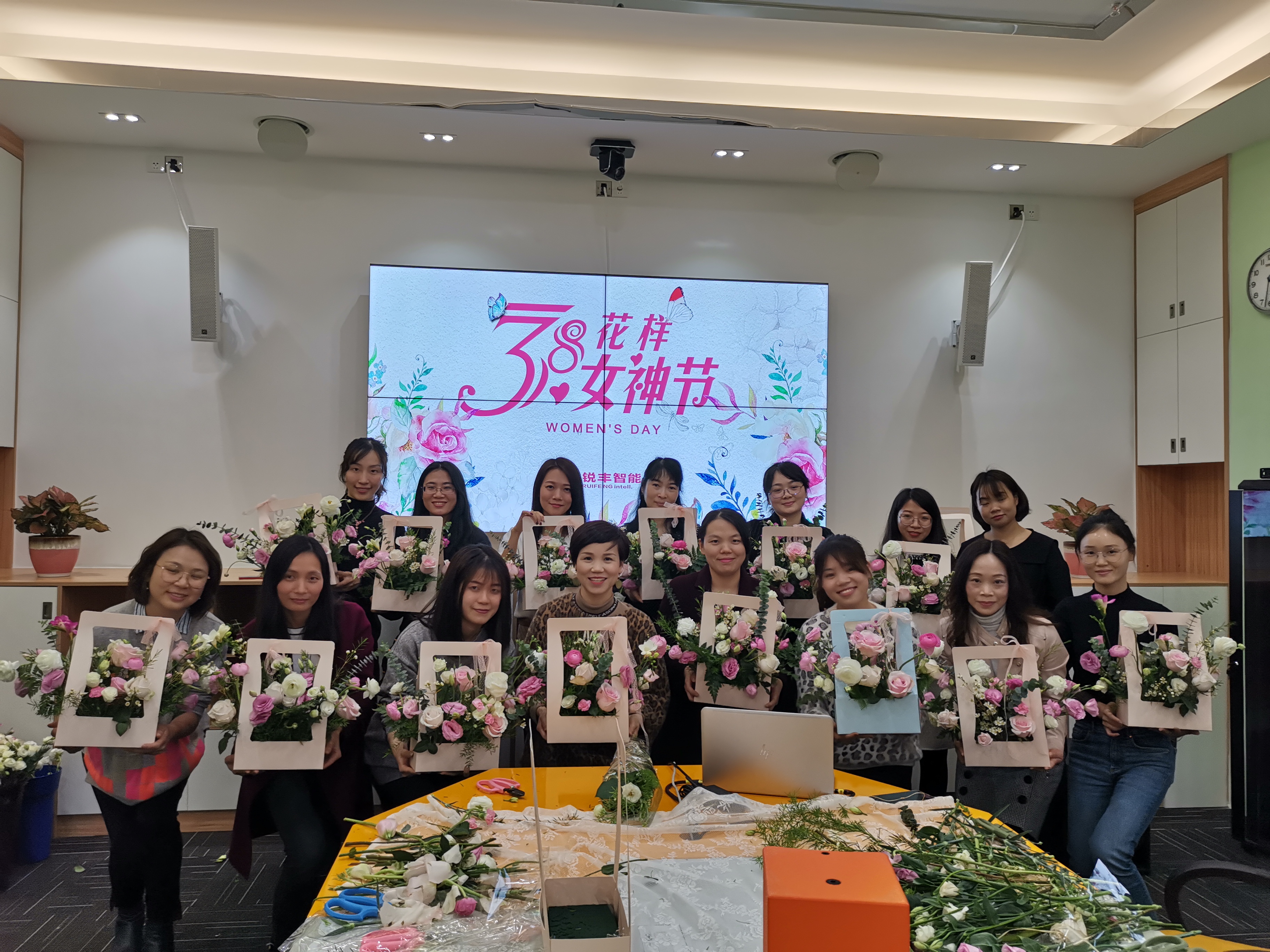 ? 陽春三月，女人如花！鮮花贈女神，更為“半邊天”的巾幗英雄增姿添彩。此次花藝活動豐富了女職工的業(yè)余生活，讓她們通過花藝來點(diǎn)綴生活中的美，營造濃厚的節(jié)日氛圍。