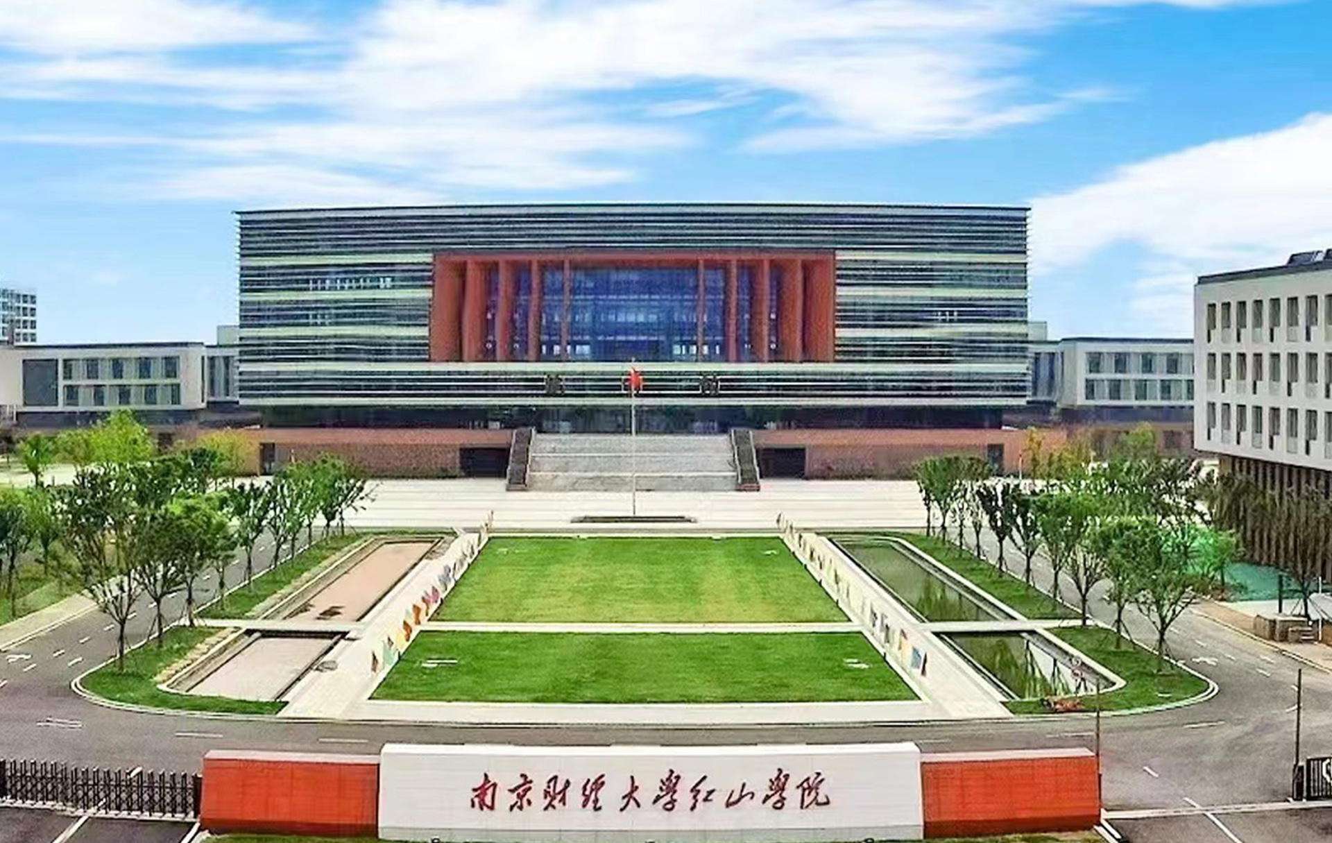 銳豐智能為南京財(cái)經(jīng)大學(xué)紅山學(xué)院提供擴(kuò)聲系統(tǒng)、中控系統(tǒng)、會(huì)議系統(tǒng)、錄播系統(tǒng)解決方案。